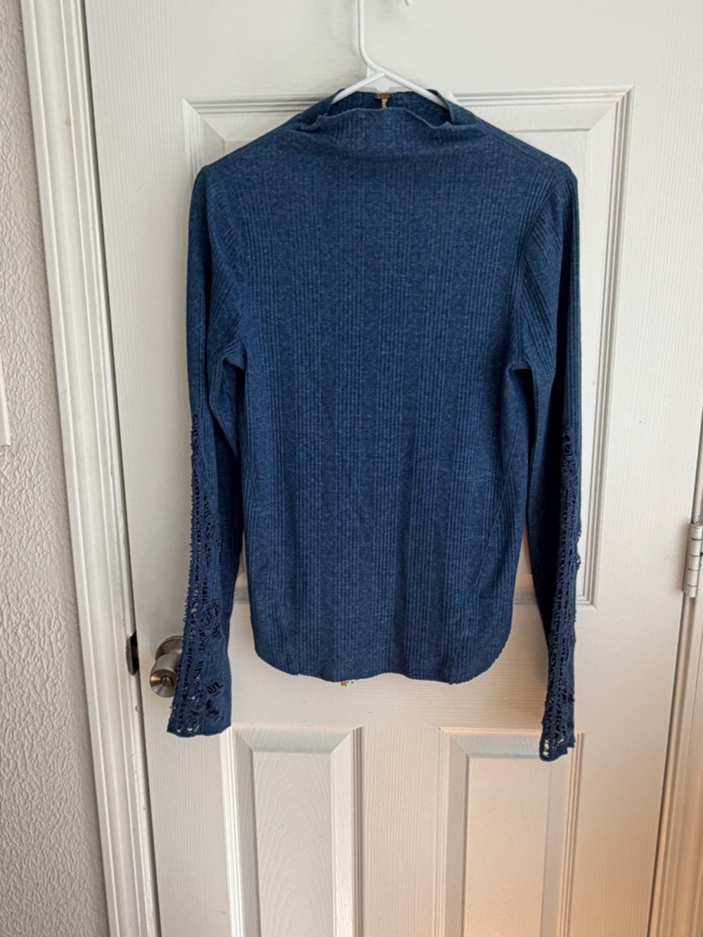 Free People mock neck ribbed long sleeve top.Sz M.Sleeves have lace crochet deta